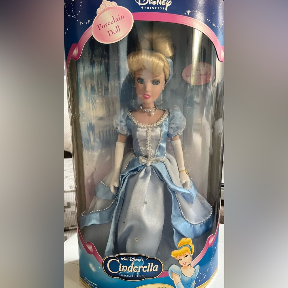 Disney Princess Cinderella Porcelain Doll.  Brasskey Keepsake Edition 2005.